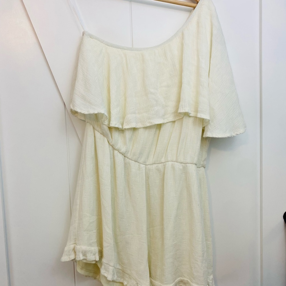 Altar'd State Cream Off-Shoulder Flutter Sleeve Romper Size M Beachy Summer